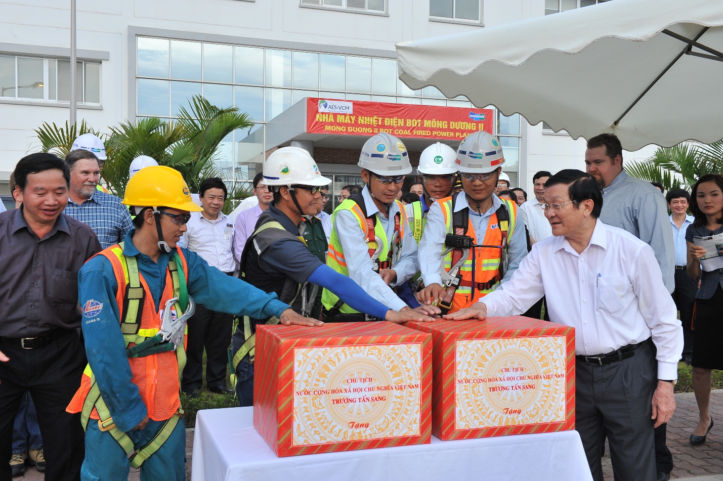 President Truong Tan Sang gave present to the excellent workers of the MD2 Project.