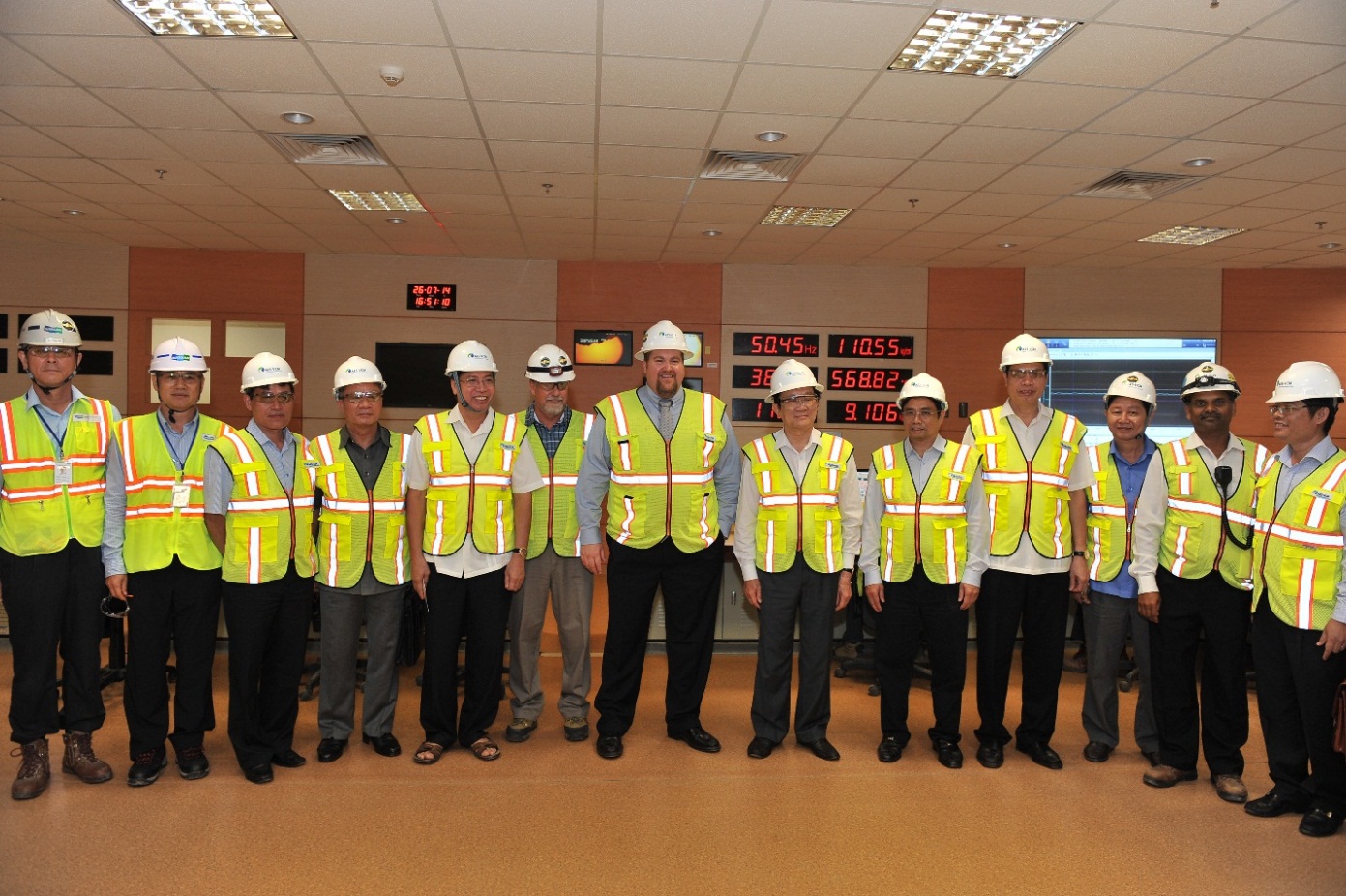 President Truong Tan Sang visited the Central Control Room of the Plant