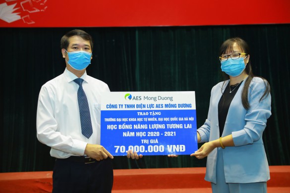 Dai dien AES Mong Duong Chi Nguyen Thuy Hong – Giam doc Nhan su trao hoc bong tai Dai hoc Khoa hoc tu nhien
